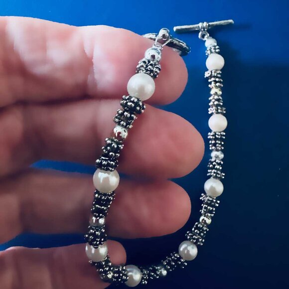 ✨ 7" Silver & White Pearl Beaded Bracelet | Toggle Clasp | Elegant Style ✨ - Picture 3 of 3